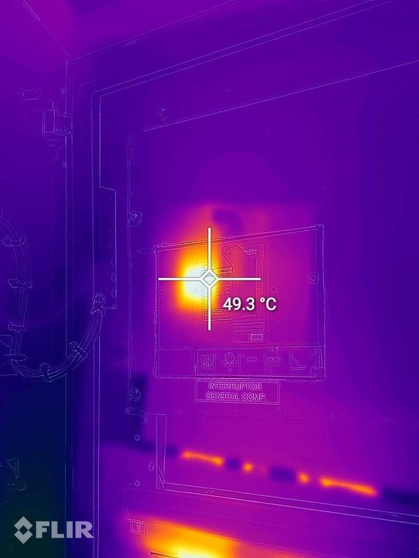 Análisis termográfico en tablero de climatización con detección de temperatura en interruptor térmico compacto a 49,3 °C.